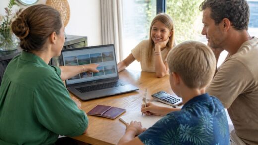 Gezin vergelijkt vakanties op een laptop aan de keukentafel