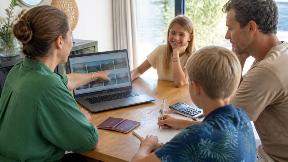 Gezin vergelijkt vakanties op een laptop aan de keukentafel