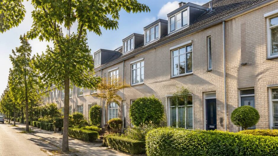Een realistische foto van een woning in Duitsland in een rustige woonwijk